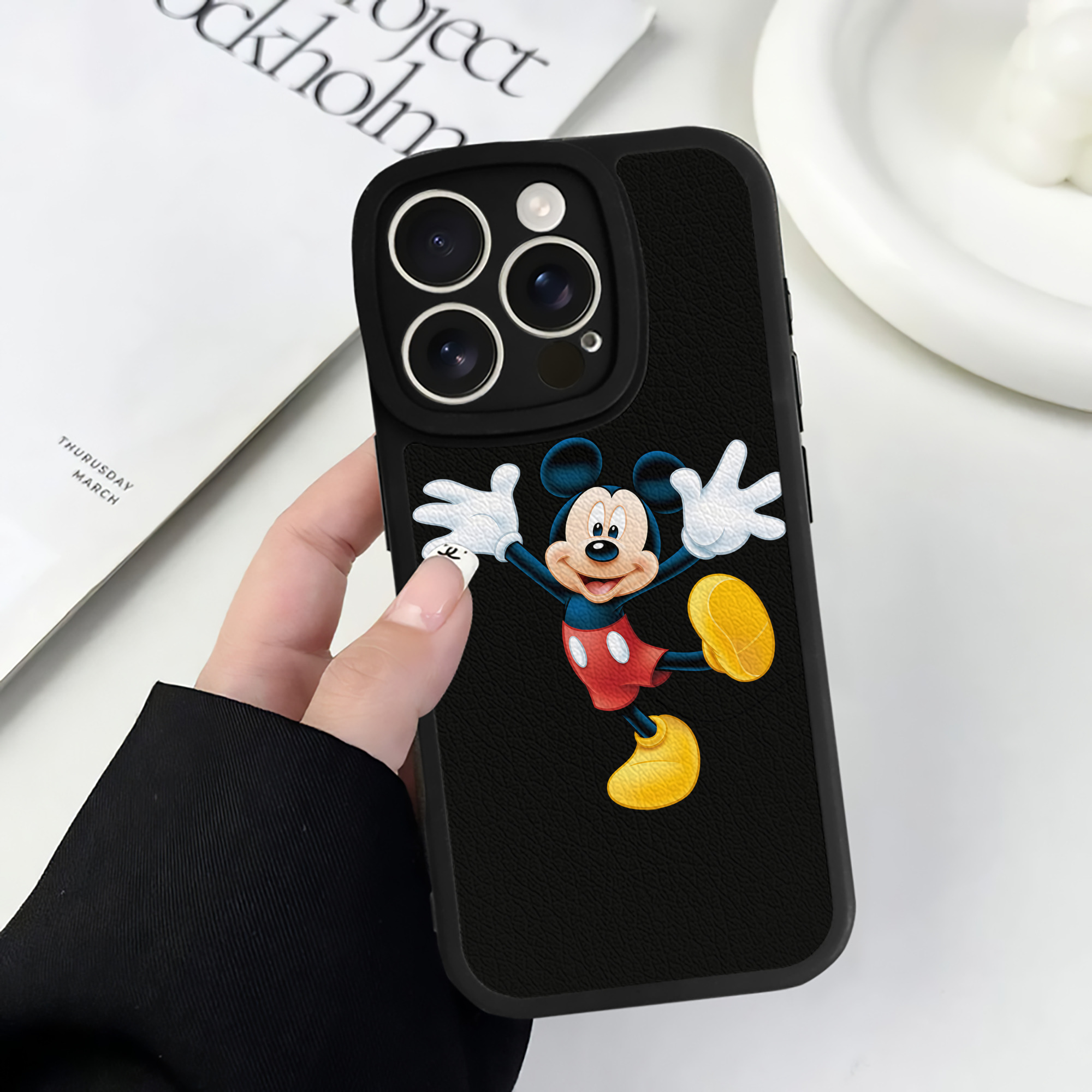 （画像用） ミッキーマウス Mickey Mouse 【iPhone 16シリーズ対応】シリコンスマホケース（レザー調） 材質：シリコン